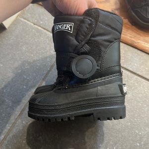 Black Ranger snow boots size 5
